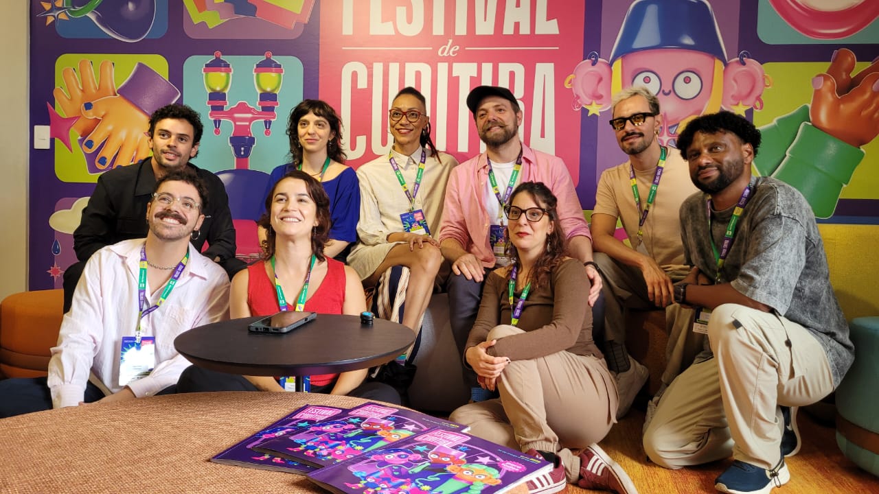 Elenco e equipe de A Bailarina Fantasma no Festival de Curitiba. Foto: Brunow Camman.