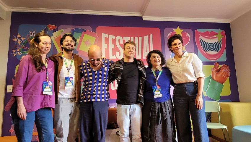 Festival de Curitiba - Elenco e equipe de Mulher em Fuga com Malu Galli. Foto: Brunow Camman.