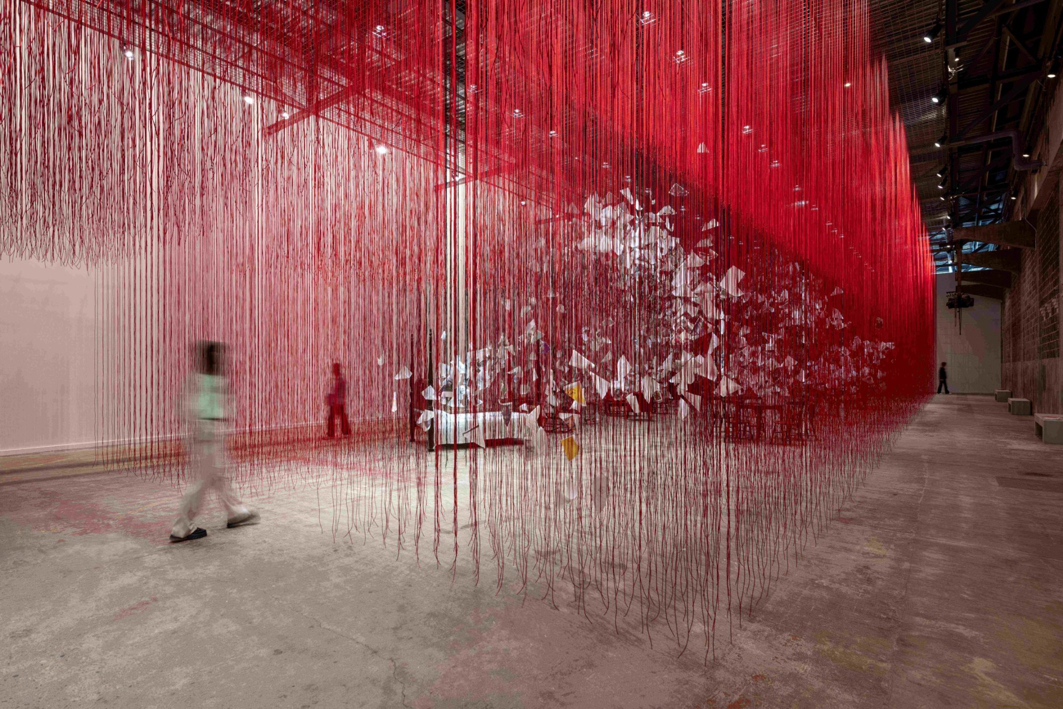 Chiharu Shiota vem a Bienal de Curitiba Foto Timothy Schenck